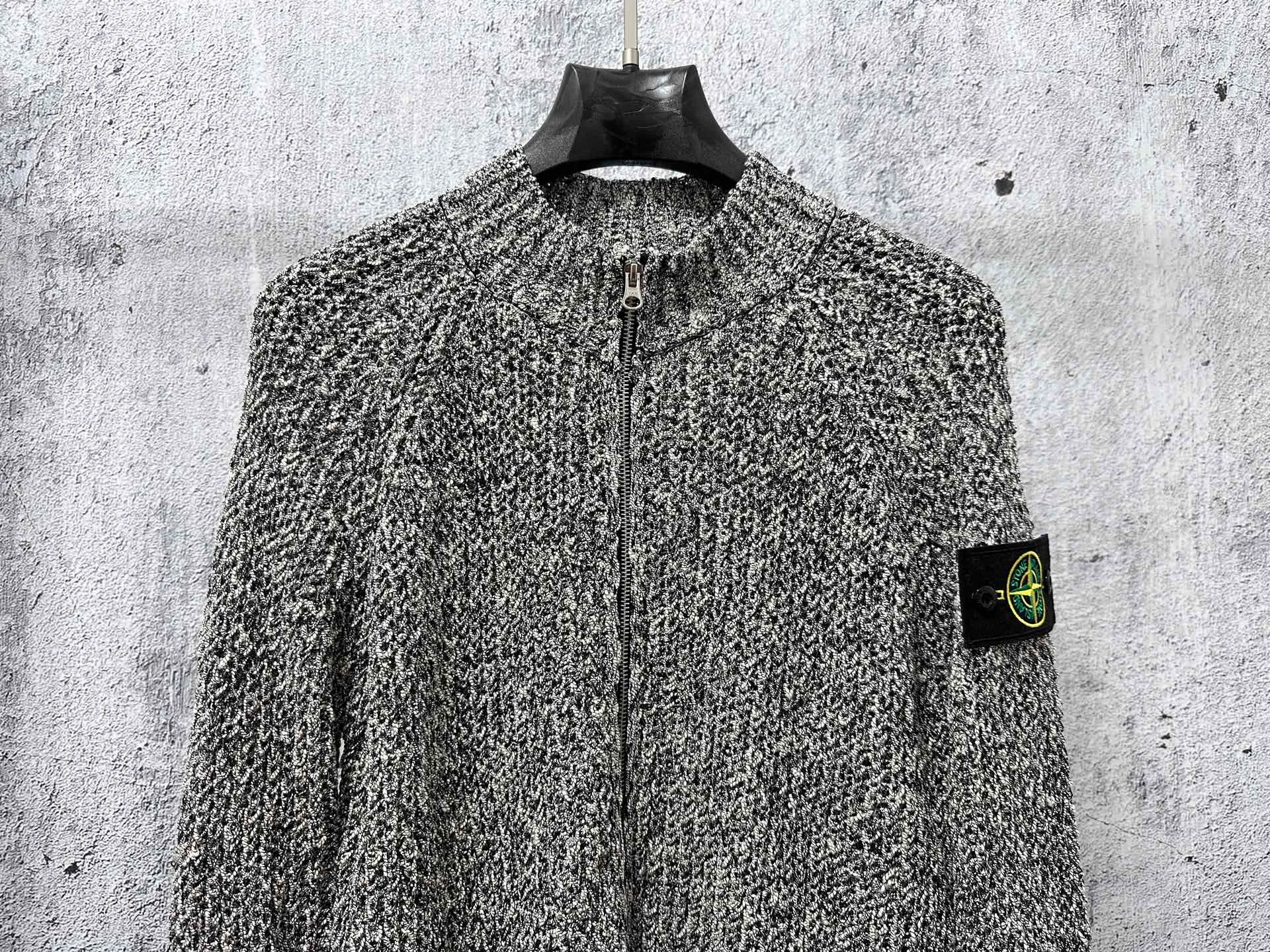 P490 【Stone Island】Stone Island coral sweater jacket Customized dyeing of original yarn has become popular in Xiaohongshu very early. Many Internet celebrity shops are doing it. The products they make can only be said to be unsightly. They are all made of ready-made yarn. This original version is made of 7 yarns of different colors and thicknesses that must be arranged to achieve the original effect. The customization cycle is very For a long time, the molded original version has the same ykk No. 5 special craftsmanship zipper, using an old-fashioned 9-needle thick-thread wool loom (due to low efficiency and high waste, factories pursuing efficiency have abandoned it, and only some big brands still use it). The strongest armband on the entire network, all detailed identification points restore the original inspection level! All Stone Island armbands must have three yellow lines, anything without them is fake! The models before 2021 had four yellow lines, and after 21fw, they all had three. We restored them perfectly. Size:S-M-L